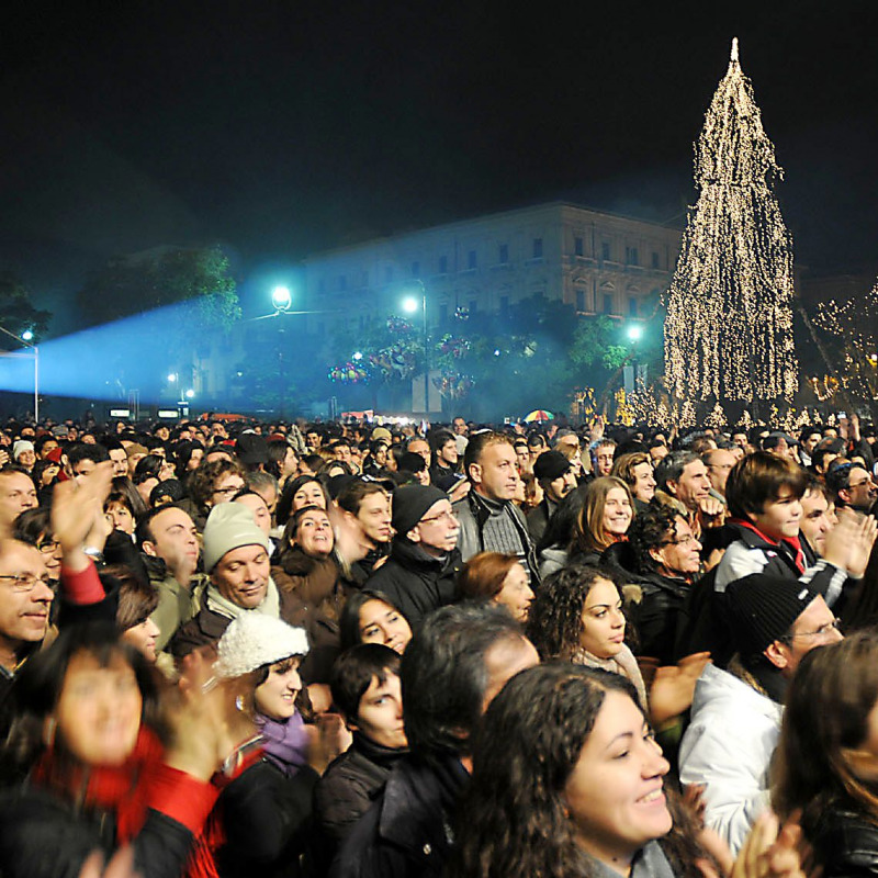 Piazza Politeama gremita per un concerto di Capodanno di diversi anni fa, prima della pandemia Covid