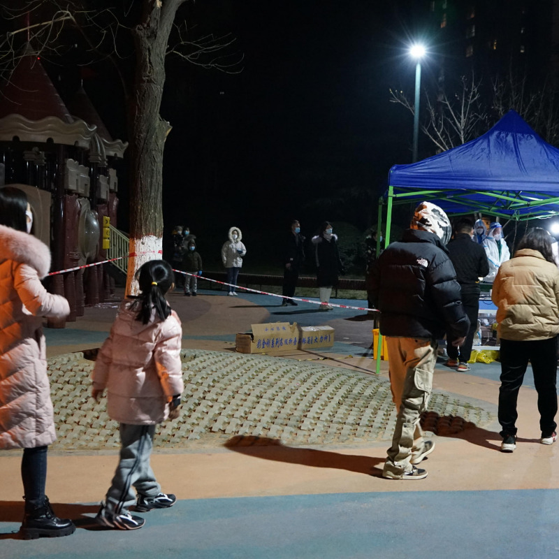 Persone in fila per i test in una comunità chiusa nella città di Xian