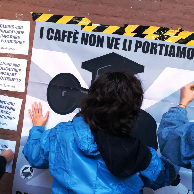 Una protesta di giovani contro gli abusi nei tirocini