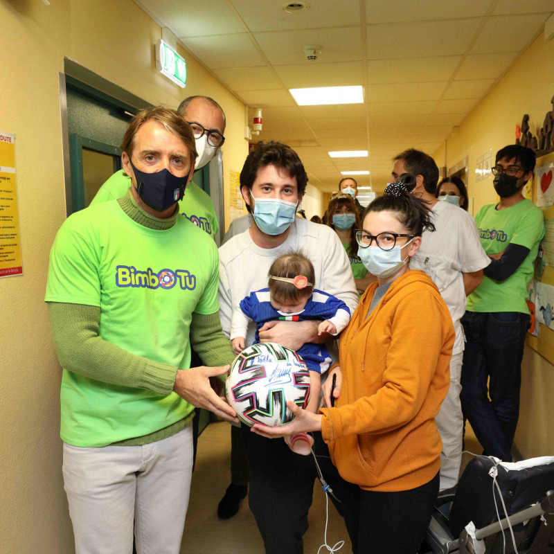 Roberto Mancini in visita al reparto di neuropsichiatria infantile del padiglione pediatrico dell'ospedale sant'Orsola di Bologna