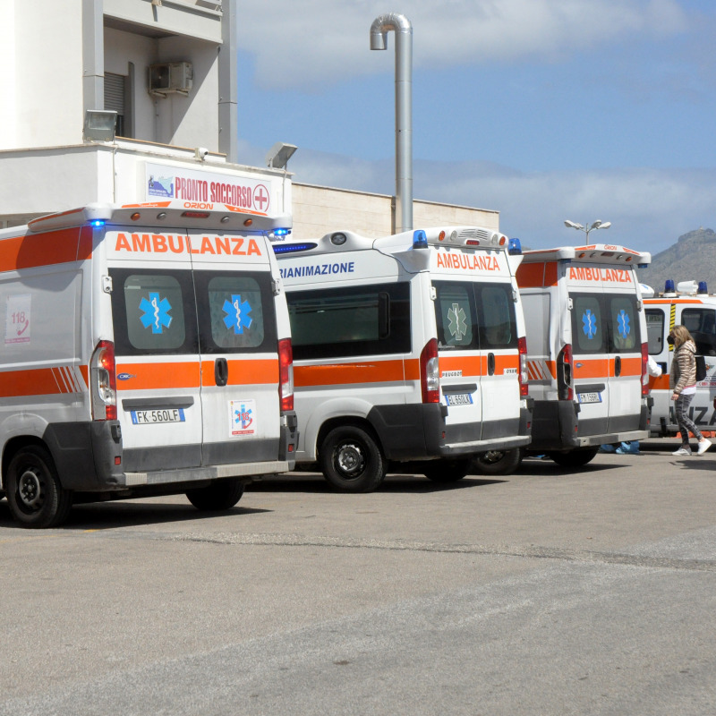 Ambulanze all'ospedale Cervello di Palermo