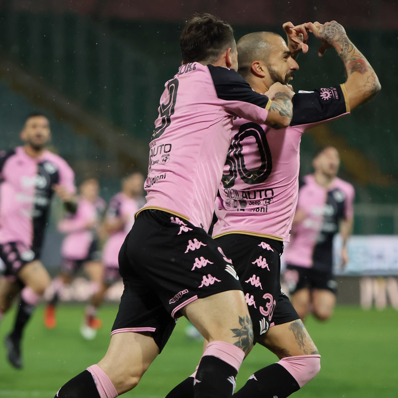L'esultanza dei rosa dopo il gol di Valente (foto di Tullio Puglia)