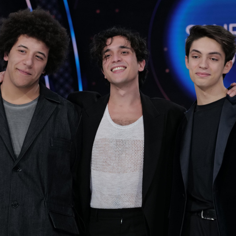 Da sinistra: Yuman, Tananai e Matteo Romano dopo la vittoria della finale di Sanremo giovani 2021