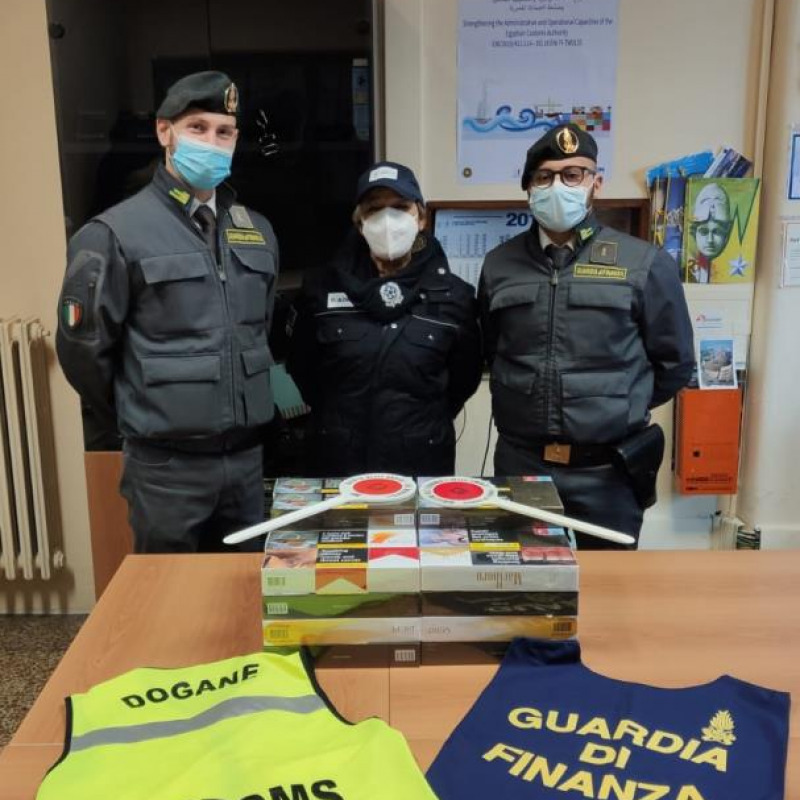 Il sequestro di sigarette a Palermo effettuato dalla guardia di finanza e dall'ufficio delle dogane