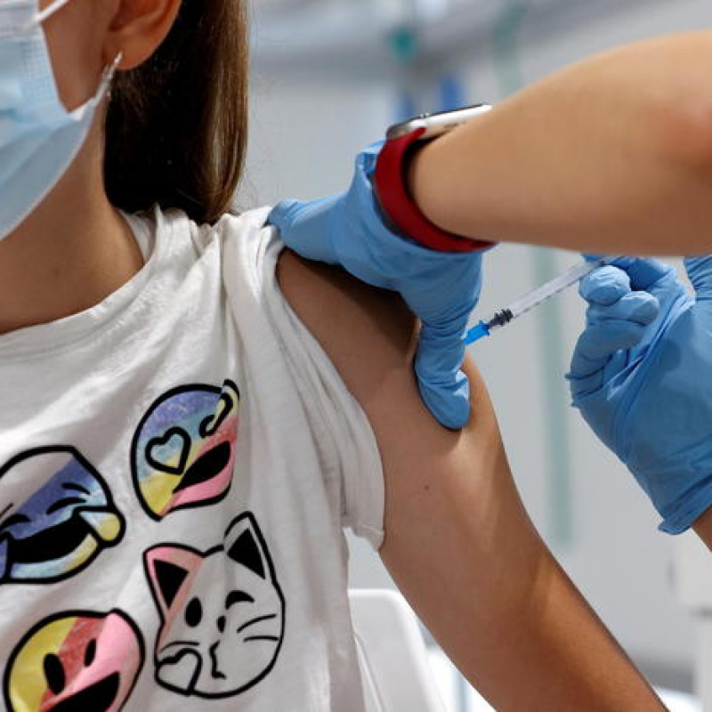 Una bambina riceve una dose di vaccino. Immagine d'archivio