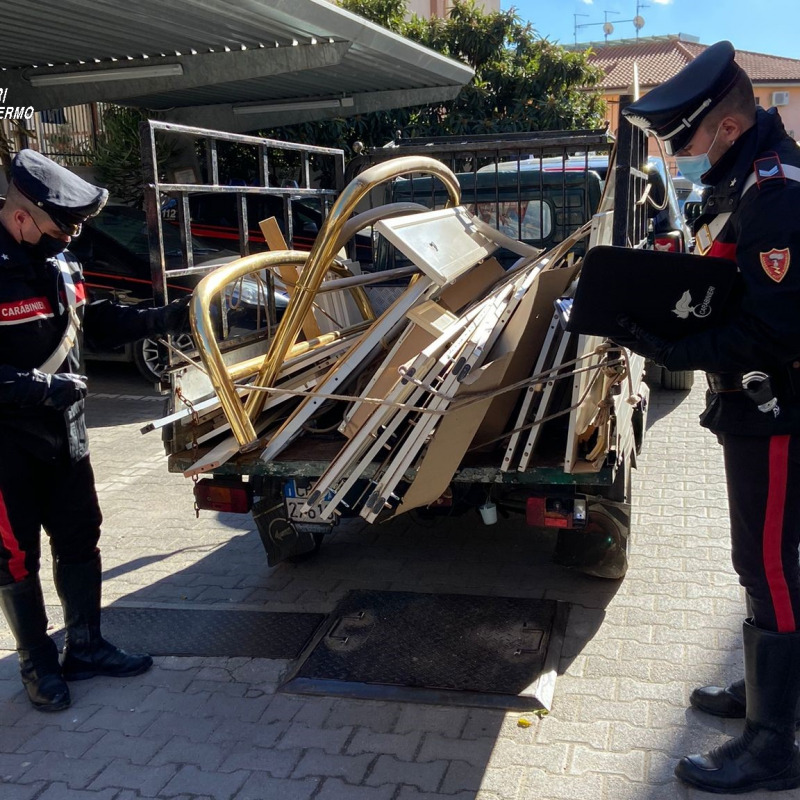 I carabinieri controllano il mezzo utilizzato dai due ladri sorpresi a Misilmeri