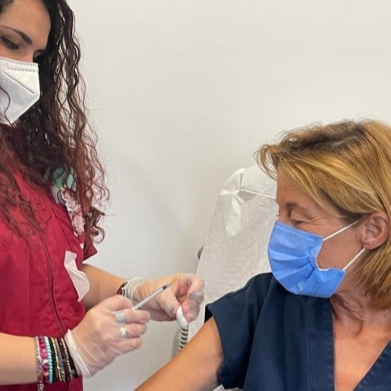 La dottoressa Lidia Dalfino, riceve la co-somministrazione della terza dose del vaccino anti-Covid, e sull'altro braccio il vaccino antinfluenzale.