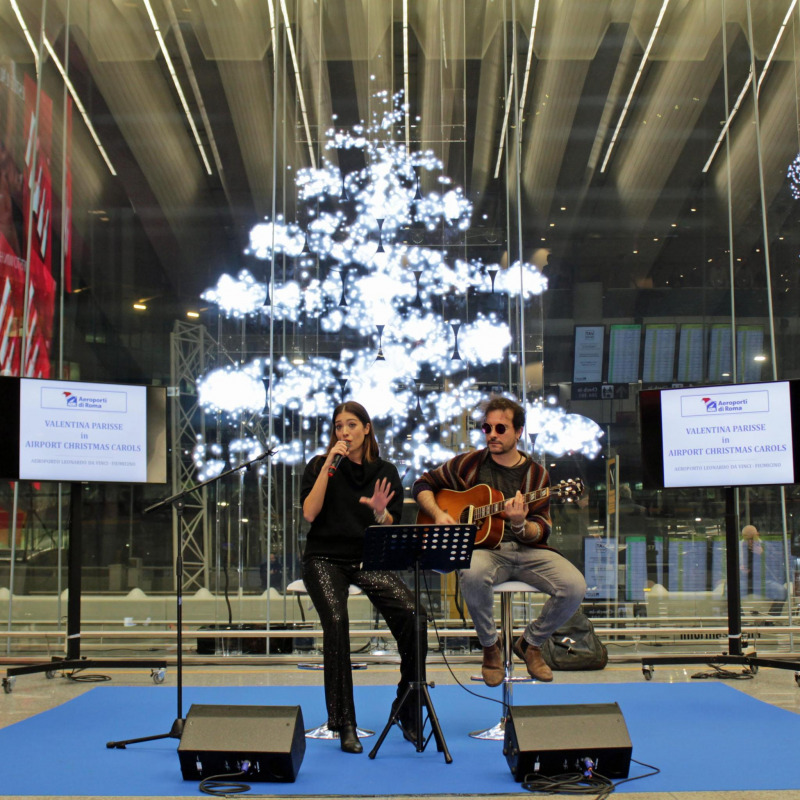Aeroporto di Fiumicino, 2019: qui l'ologramma viene usato per creare l'atmosfera natalizia mentre gli artisti cantano e suonano