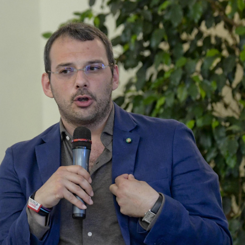 Paolo Borrometi, giornalista Agi, durante il dibattito "Le rotte dei traffici illeciti: Balcani e Mediterraneo. Criminalit&agrave;, organizzate transnazionali, terrorismo e fonti di finanziamento" nell'ambito dellla XXXIX edizione del Premio Ischia Internazionale di Giornalismo a Lacco Ameno (Napoli), 09 giugno 2018.ANSA/CIRO FUSCO