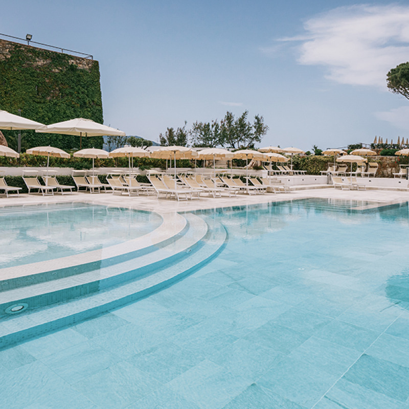 La piscina del resort di Pollina