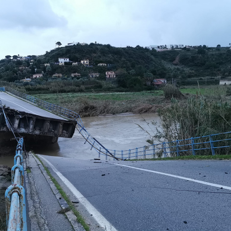 Il ponte sul fiume San Bartolomeo dopo il crollo