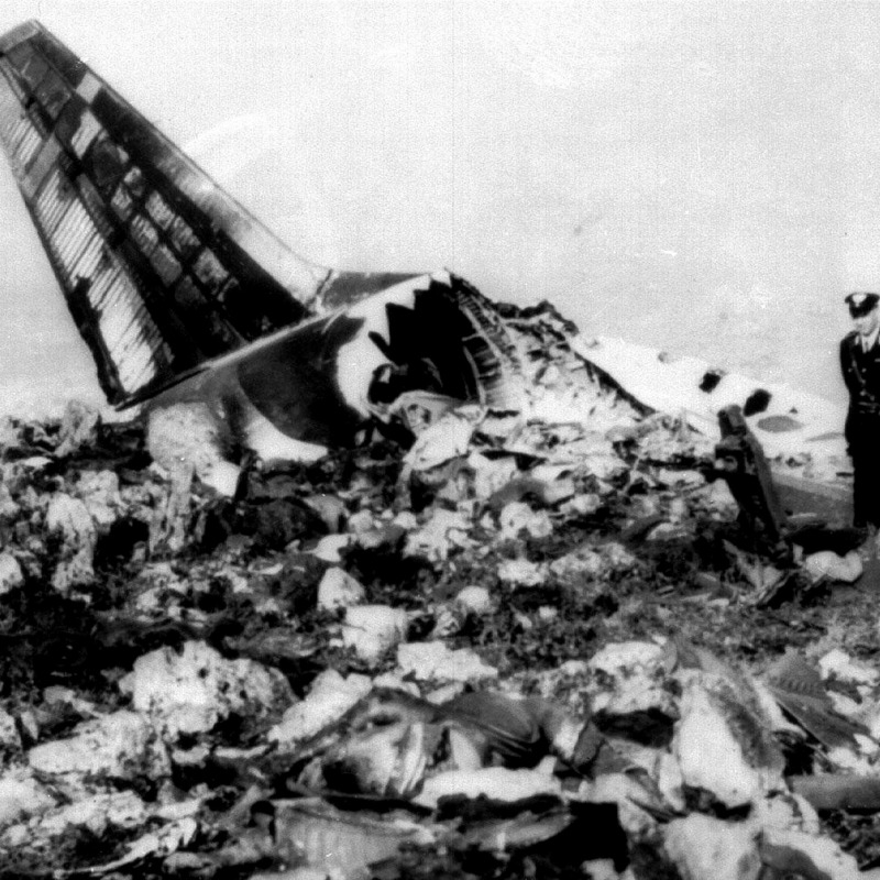I resti dell'aereo precipitato a Montagna Longa