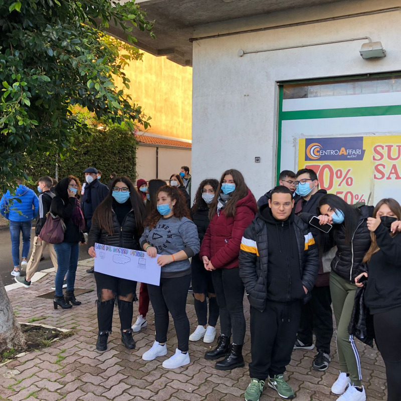 Un recente sit-in degli studenti contro i furti all'Istituto Danilo Dolci di Partinico