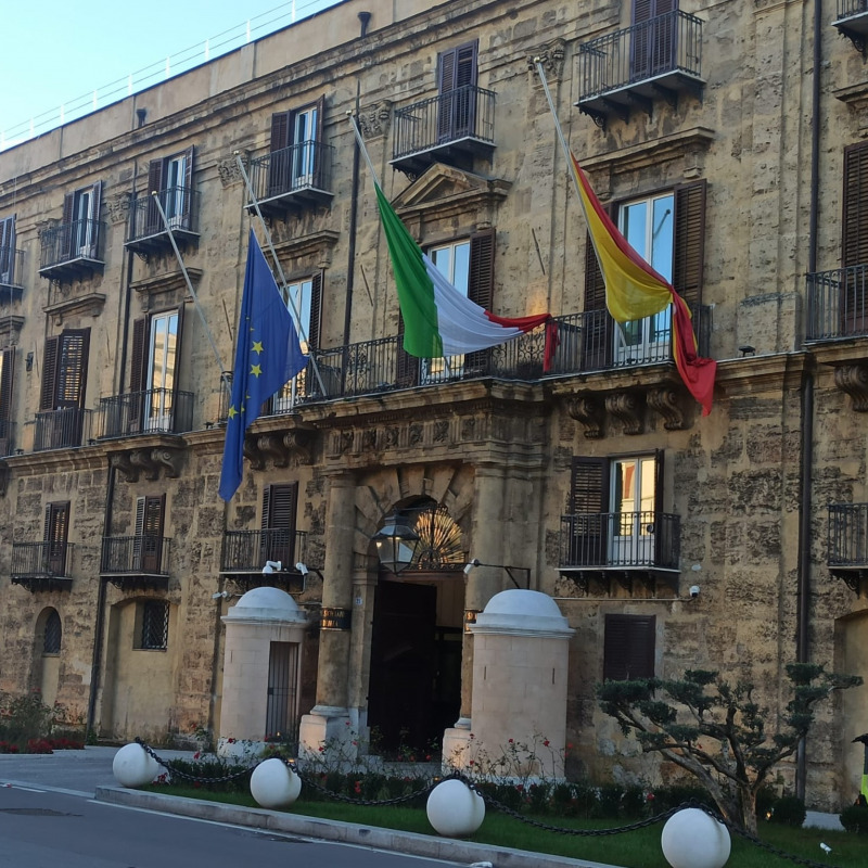 Bandiere a mezz'asta nella sede del governo regionale a Palazzo Orléans a Palermo