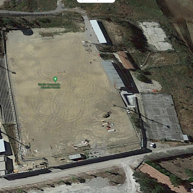 Il campo sportivo di Caccamo, visto dall'alto (da Google Maps)
