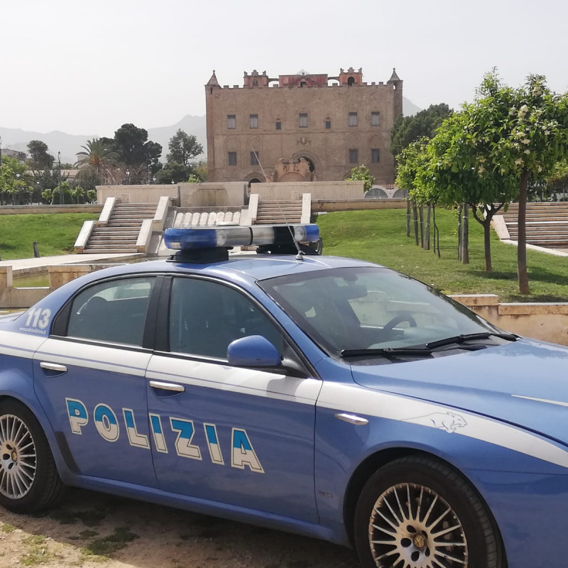 La polizia davanti al Castello della Zisa, a Palermo