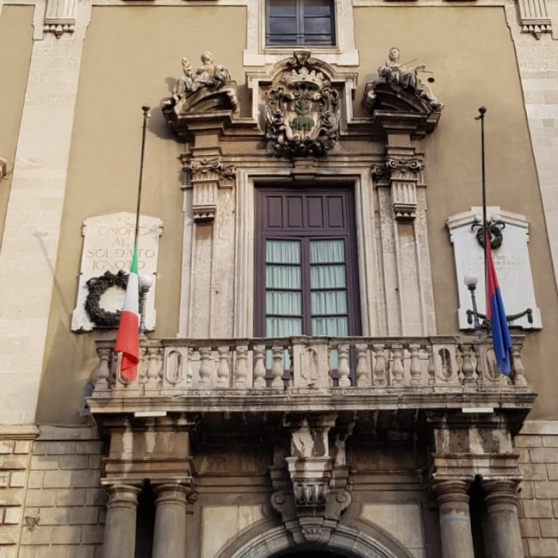 A Catania bandiere e mezz'asta al Comune per la morte di David Sassoli