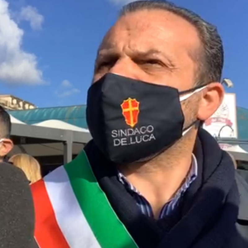 Il sindaco Cateno De Luca agli imbarcaderi durante la diretta Facebook