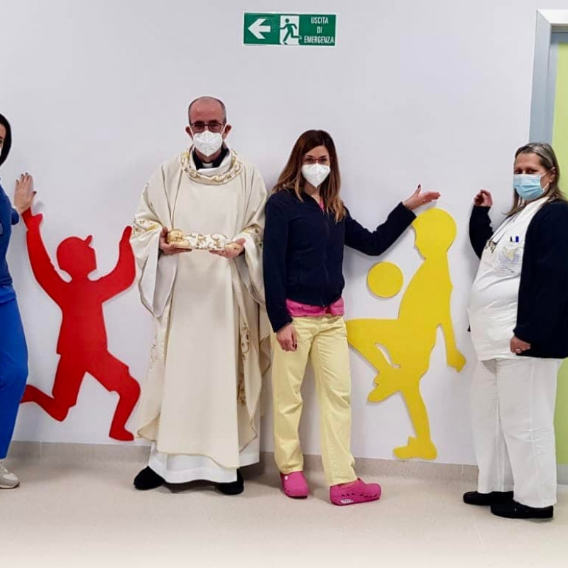 Don Occhipinti in Pediatria con alcune operatrici al Giovanni Paolo II