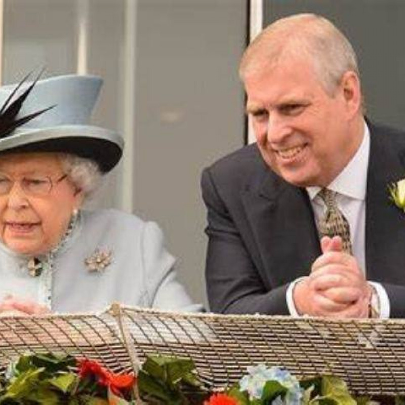 La regina Elisabetta con il principe Andrea in una foto di archivio