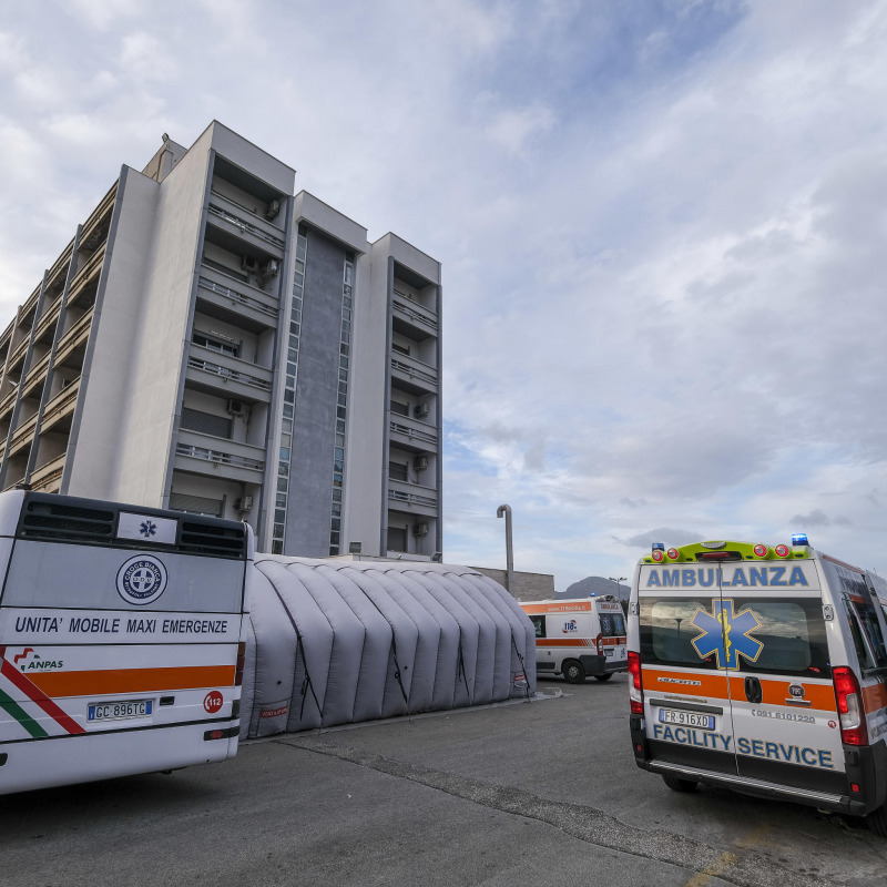 L'ospedale da campo montato davanti al pronto soccorso dell'ospedale Cervello di Palermo