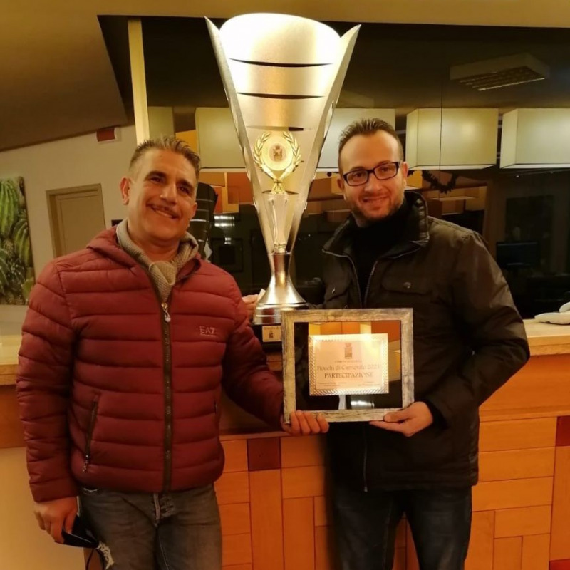 Giovanni Abbene e Mario Chiarello con il trofeo del vincitore del Carnevale di Sciacca (Foto Pantano)