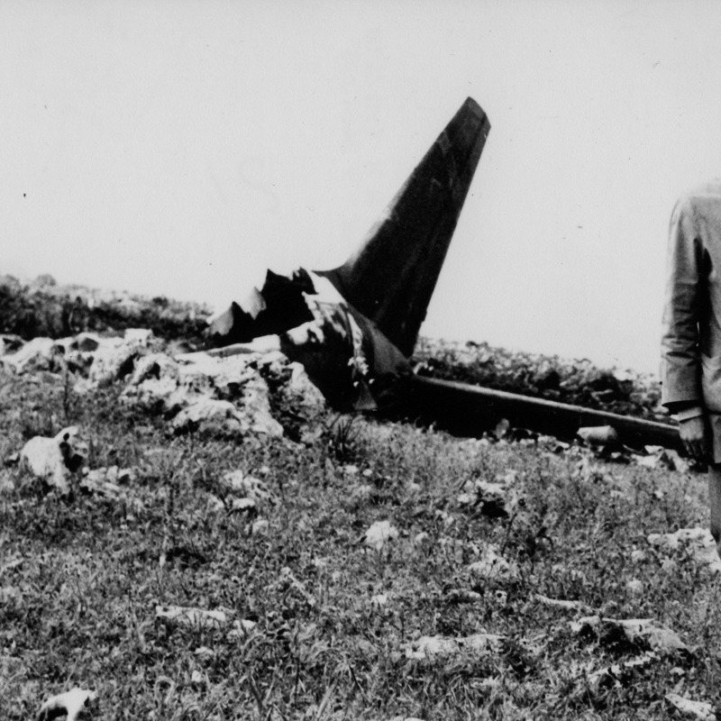Il fotografo Gigi Petyx accanto ai resti dell'aereo