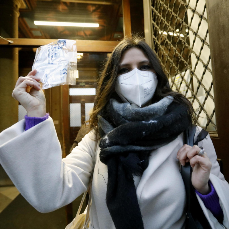 Una docente mostra una mascherina FFP2 al Liceo Manzoni di Milano