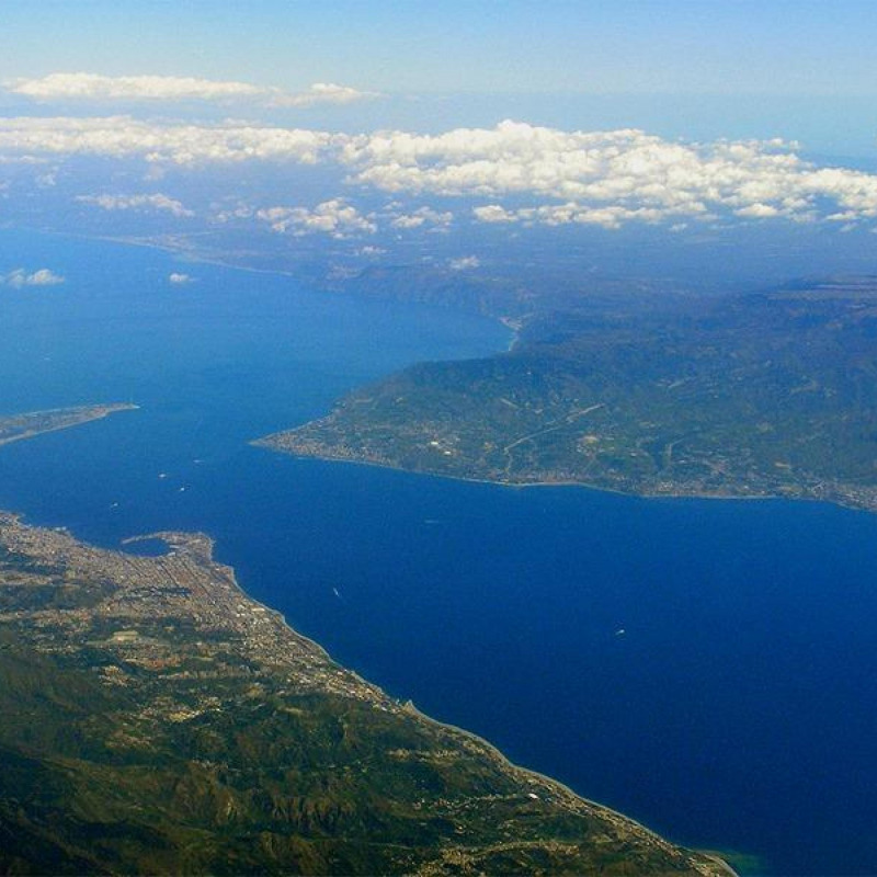 Lo stretto di Messina in una immagine di archivio