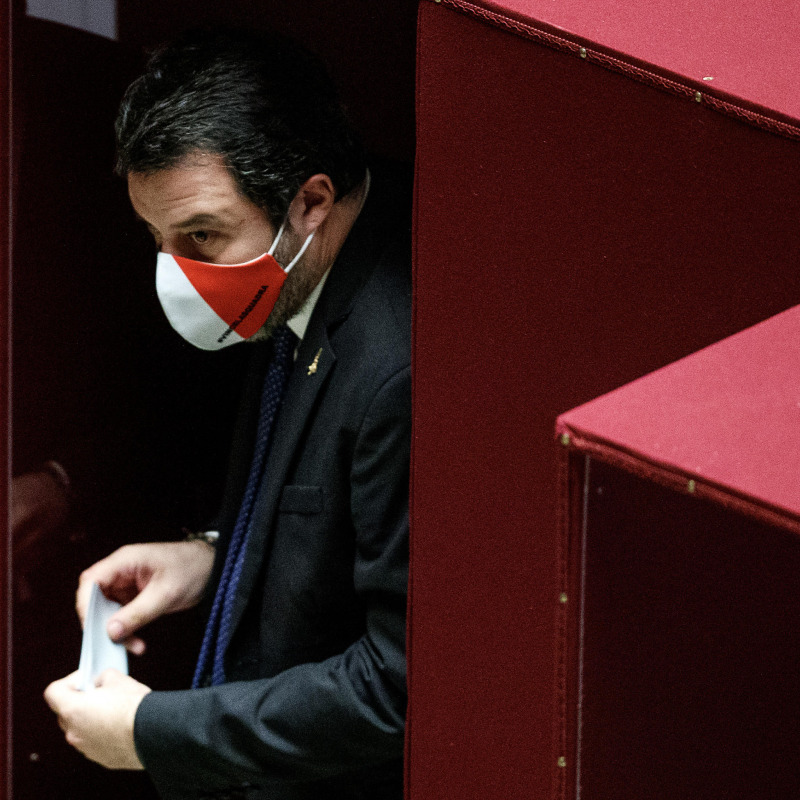 Matteo Salvini esce dalla cabina dopo il voto