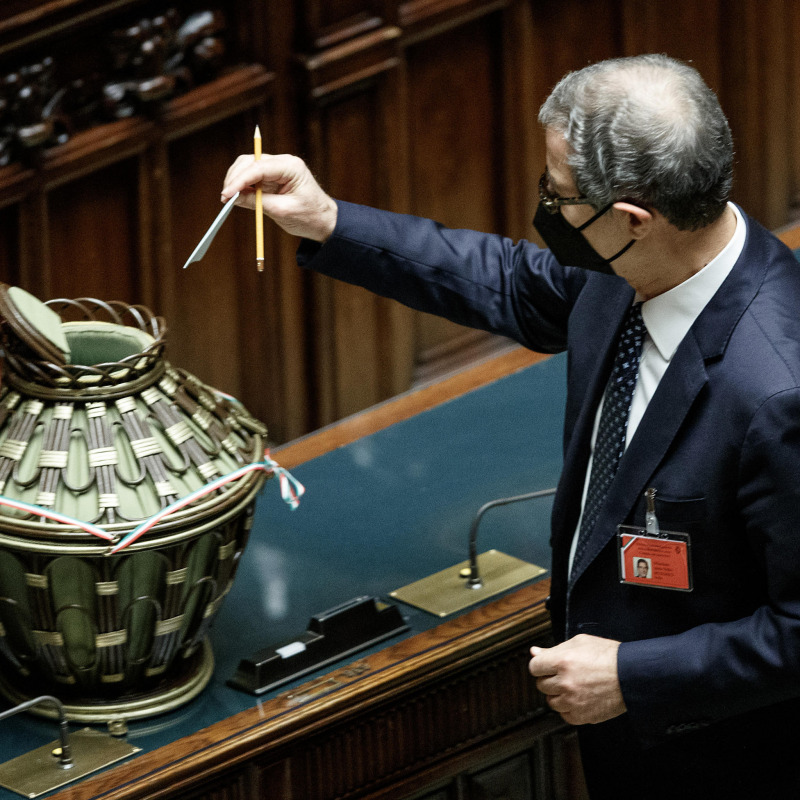 Il presidente della Regione Nello Musumeci depone la sua scheda nell'urna