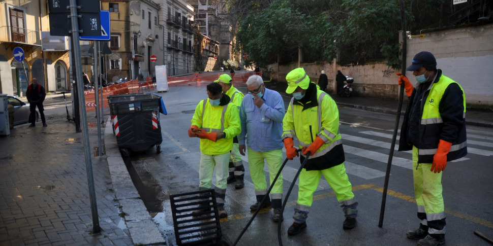 https://assets.gds.it/2022/01/Palermo.Esonda-il-fiume-Papiretovia-Matteo-Bonello-chiusa-al-trafficooperai-dellAmap-al-lavoro_ViaBonello004_60411330-970x485.jpg