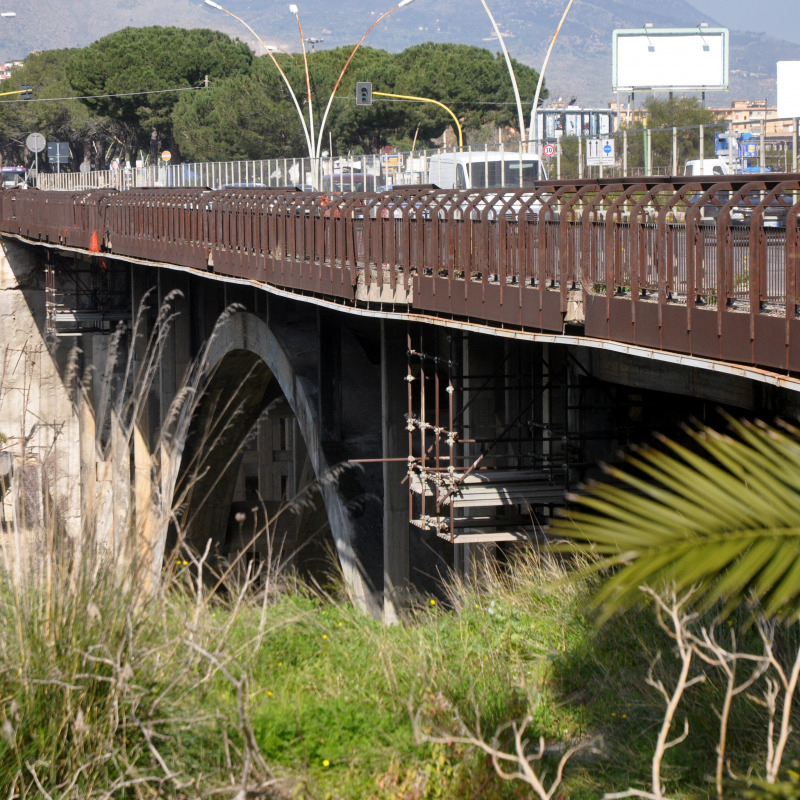 Il ponte Corleone inquadrato lateralmente (foto Fucarini)