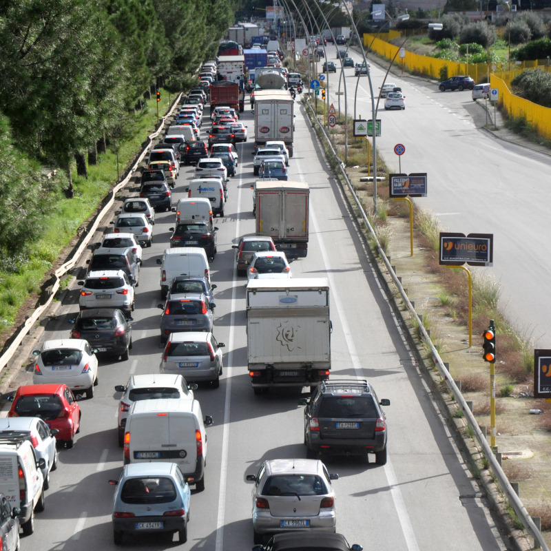 Traffico e rallentamenti in viale Regione Siciliana in prossimità del Ponte Corleone (foto Fucarini)