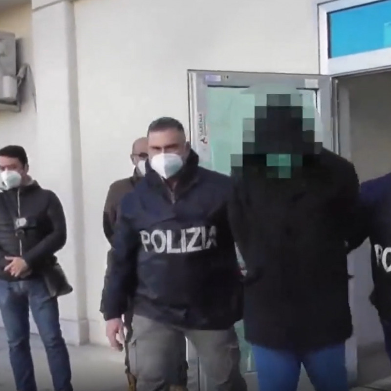 Uno degli arrestati dell'operazione di polizia esce dalla questura di Taranto