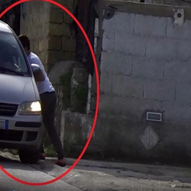 Un momento dello spaccio nel video diffuso dai carabinieri