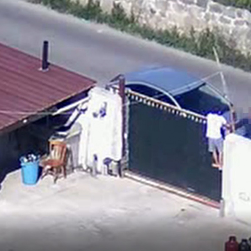 Il video diffuso dai carabinieri mostra la cessione di droga anche con il cancello chiuso