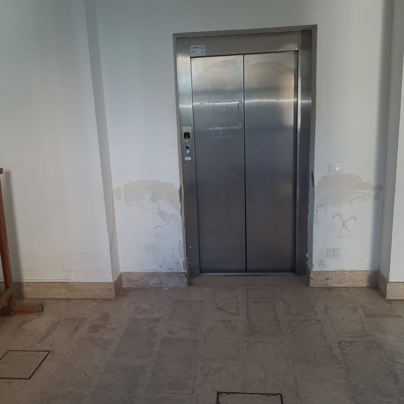 L'ascensore guasto nei locali dell'ex tribunale