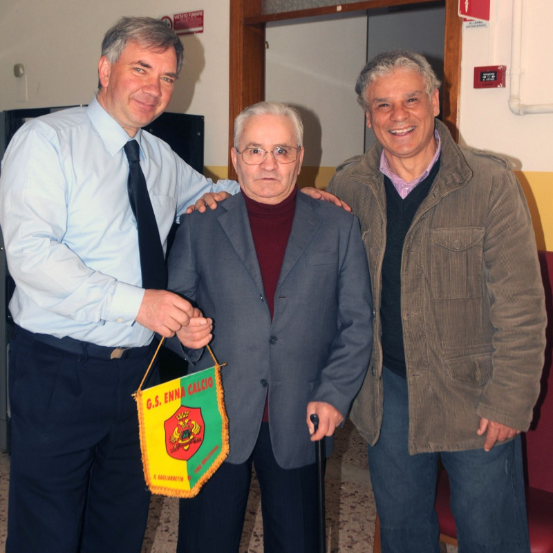 Angelo Comito e Guido De Maria consegnano a marzo 2010 un gagliardetto a Giuseppe Bonasia