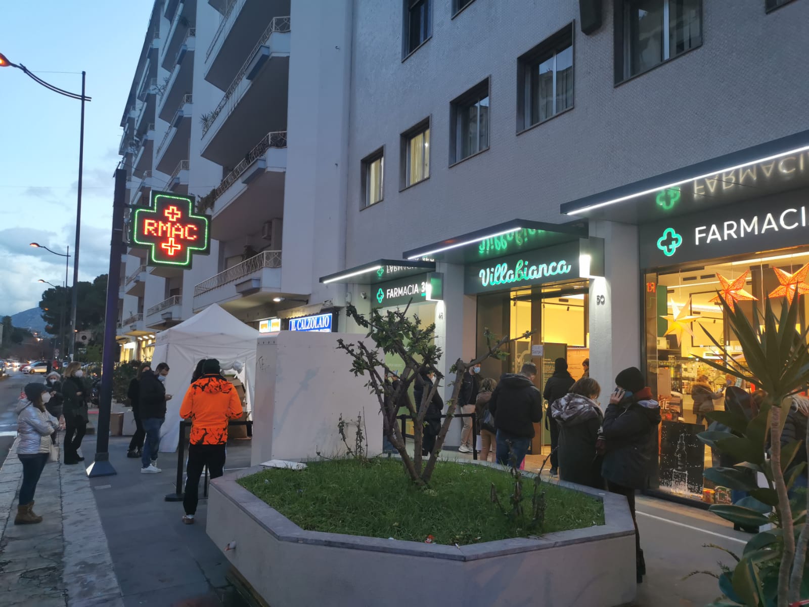 Palermo, giungla dei prezzi per le mascherine in farmacia e lunghe file per  i tamponi - Giornale di Sicilia