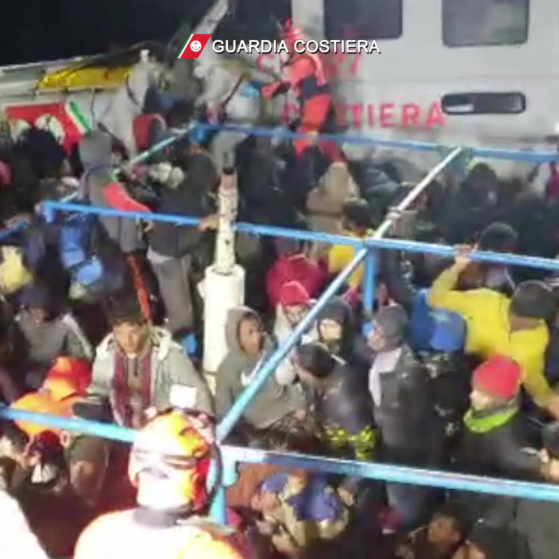 L'operazione di soccorso avvenuta la scorsa notte a largo di Lampedusa, in area di responsabilità SAR italiana, condotta da due motovedette della Guardia Costiera, in cui sono stati tratti in salvo 305 migranti