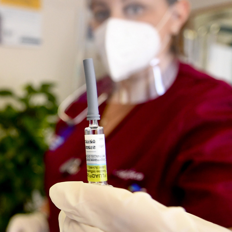 In uno studio medico a Napoli le prime somministrazioni del vaccino antinfluenzale , 2 ottobre 2020.ANSA/ CIRO FUSCO
