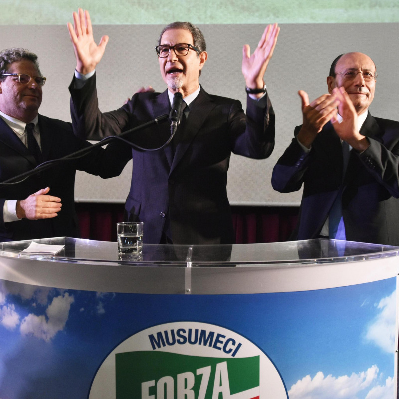 Una foto ripescata dall'archivio: Gianfranco Miccichè, Nello Musumeci e Renato Schifani alla manifestazione di sostegno alla corsa di Musumeci alla presidenza della Regione: era l'ottobre 2017