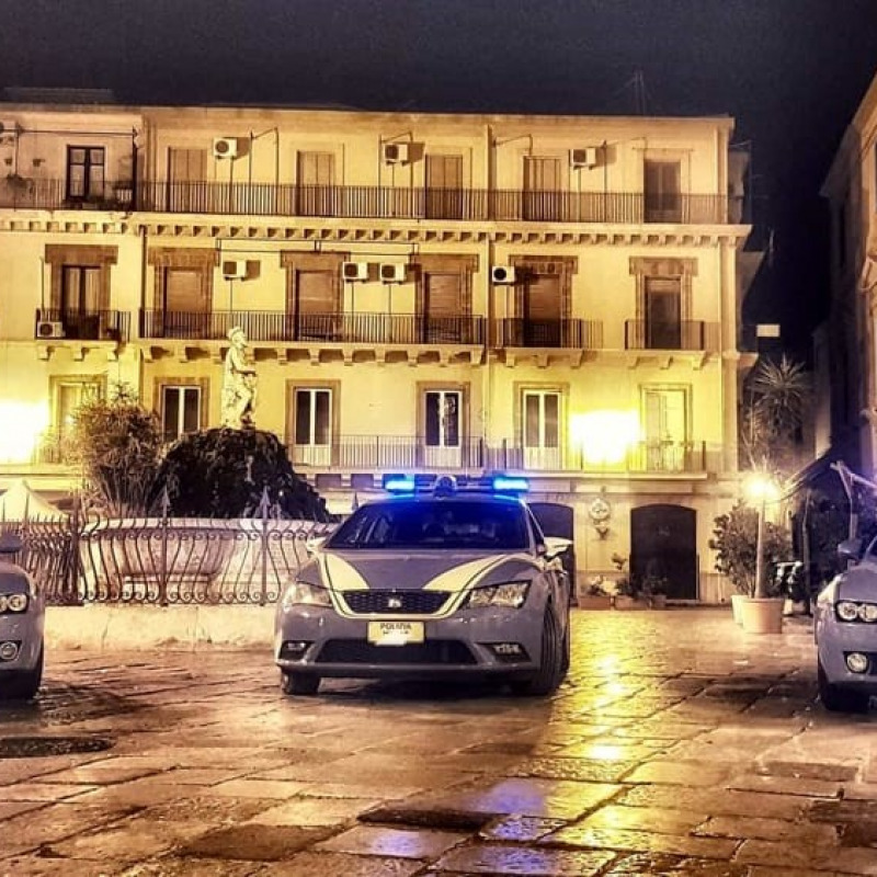 Polizia impegnata nel centro storico di Palermo nelle ore serali