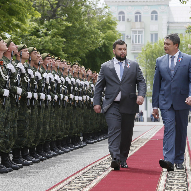 I capi delle autoproclamate Repubbliche Popolari di Donetsk e Luhansk Denis Pushilin (a sinistra) e Leonid Pasechnik a una cerimonia di anniversario dell'autoproclamazione, Luhansk