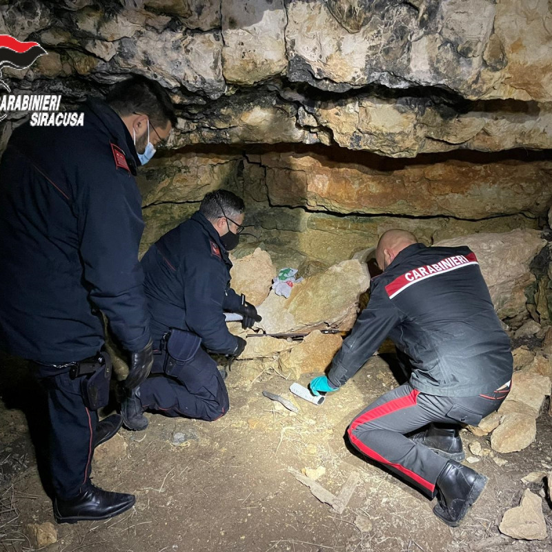 I carabinieri trovano le armi nella grotta