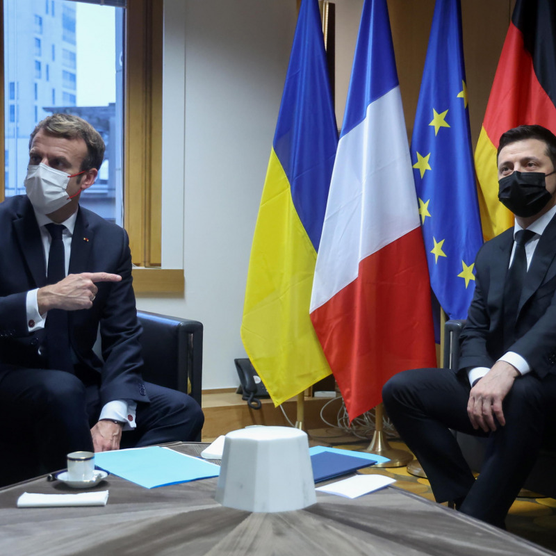 Presidenti a colloquio: Emmanuel Macron (a sinistra) e Volodymyr Zelensky