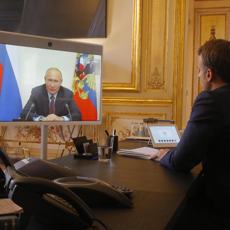 La telefonata tra il presidente della Francia Emmanuel Macron e quello della Russia Vladimir Putin