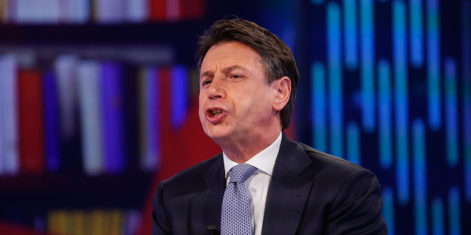 https://assets.gds.it/2022/02/Giuseppe-Conte-ospite-della-trasmissione-Otto-e-mezzo_61368803-970x485-1728661092.jpg