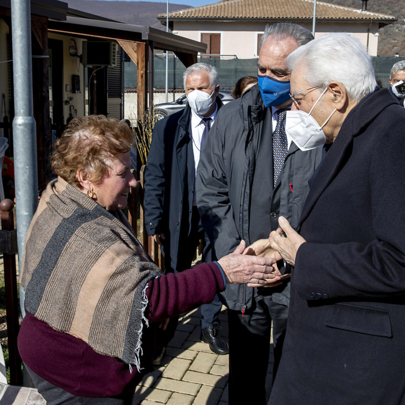 Il presidente Sergio Mattarella visita le unità abitative in emergenza, a Norcia